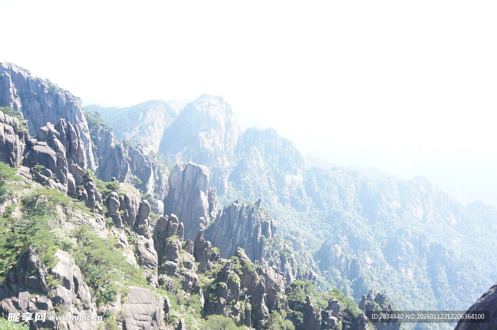 巍峨山峦景色壮丽