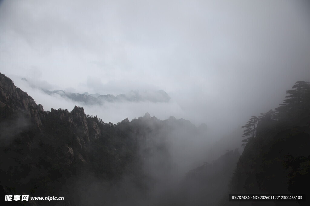 云雾缭绕的山峦美景