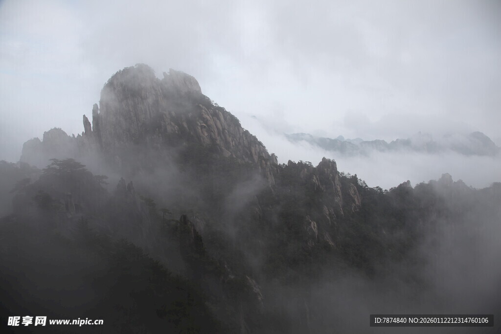 云雾缭绕的巍峨山峰