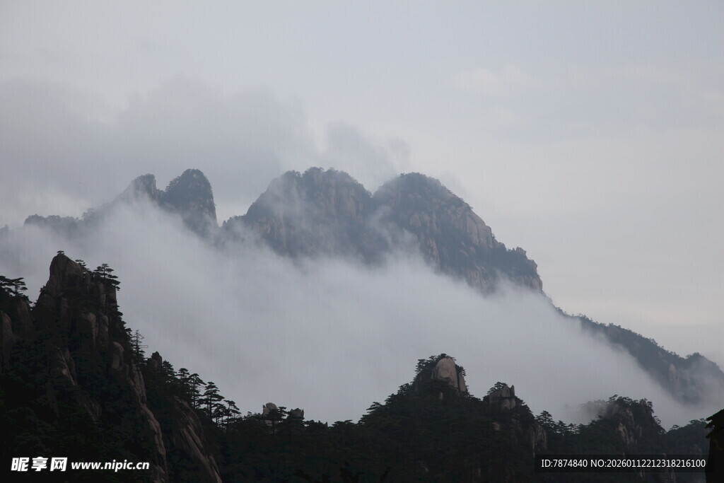 云雾缭绕的壮丽山峰