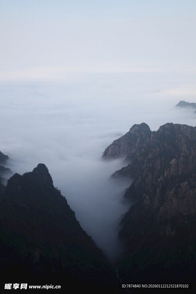 云海环绕的壮丽山峦