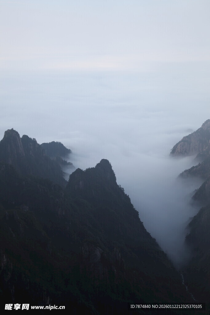 云雾缭绕的壮美山峦