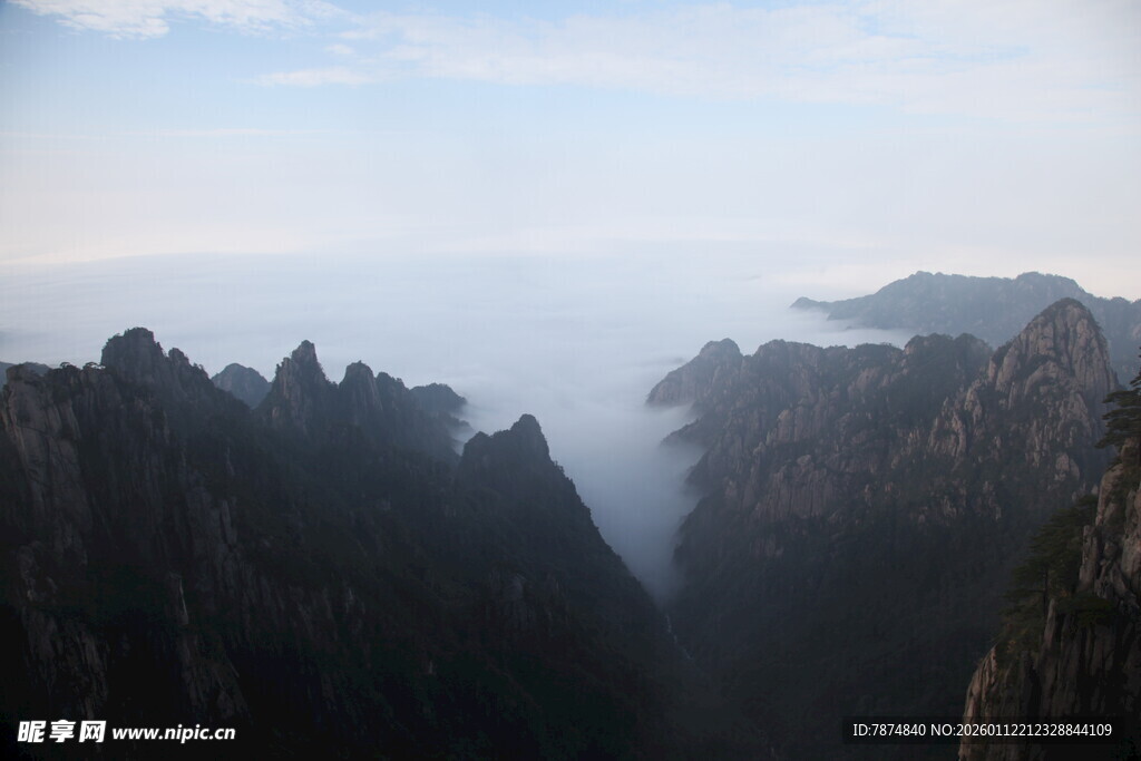 云雾缭绕的壮美山峦