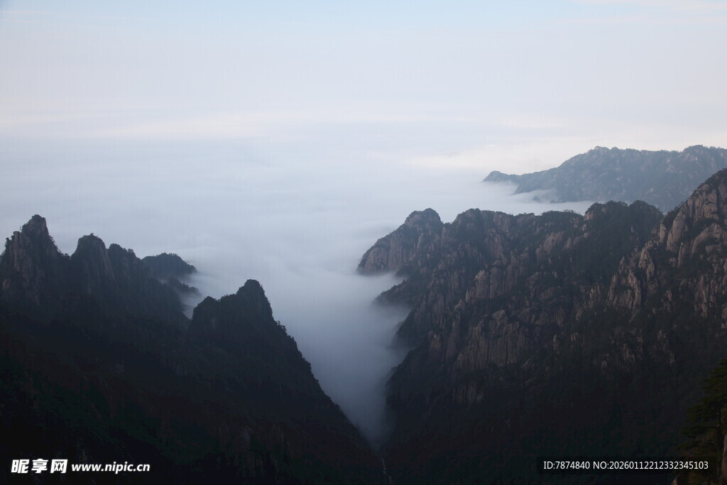 云雾缭绕的壮丽山峦美景