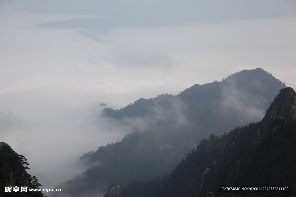 云雾缭绕的壮美山峦