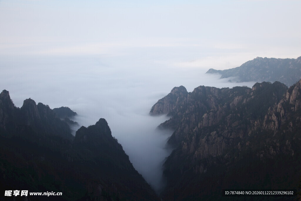 云雾缭绕的壮美山峦景色