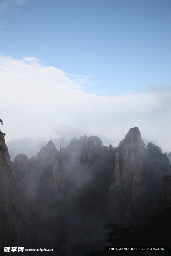 云雾缭绕的壮丽山峰