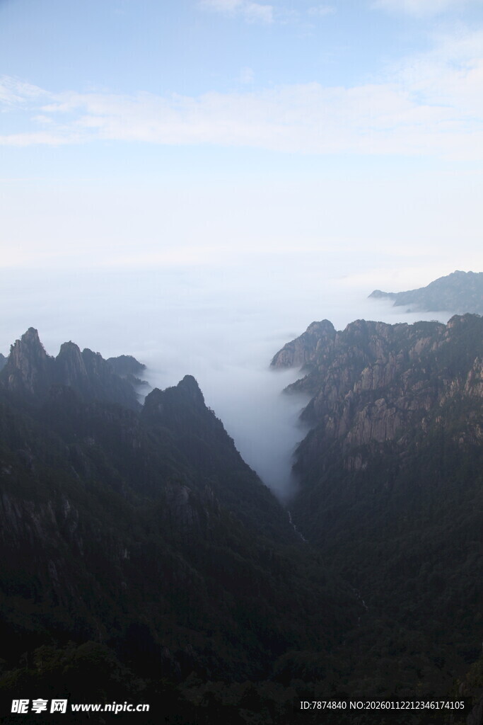 云雾缭绕的山景奇观