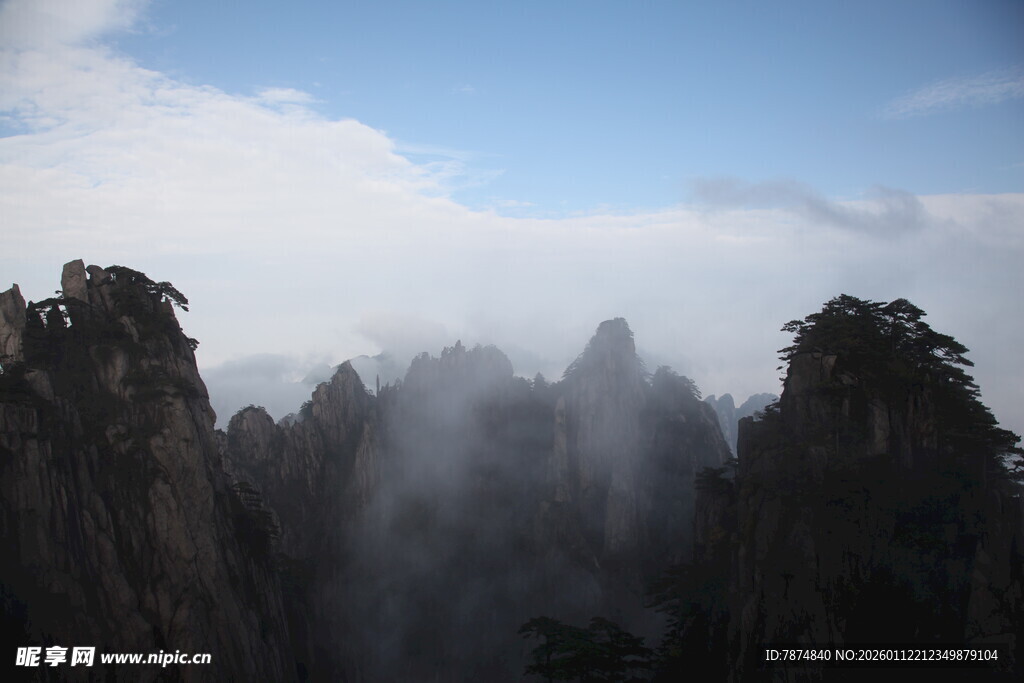 云雾缭绕的壮丽山峰
