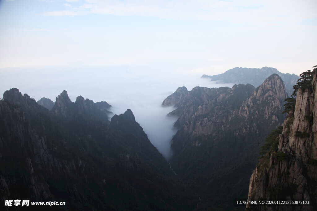 黄山壮美云海山峦景观