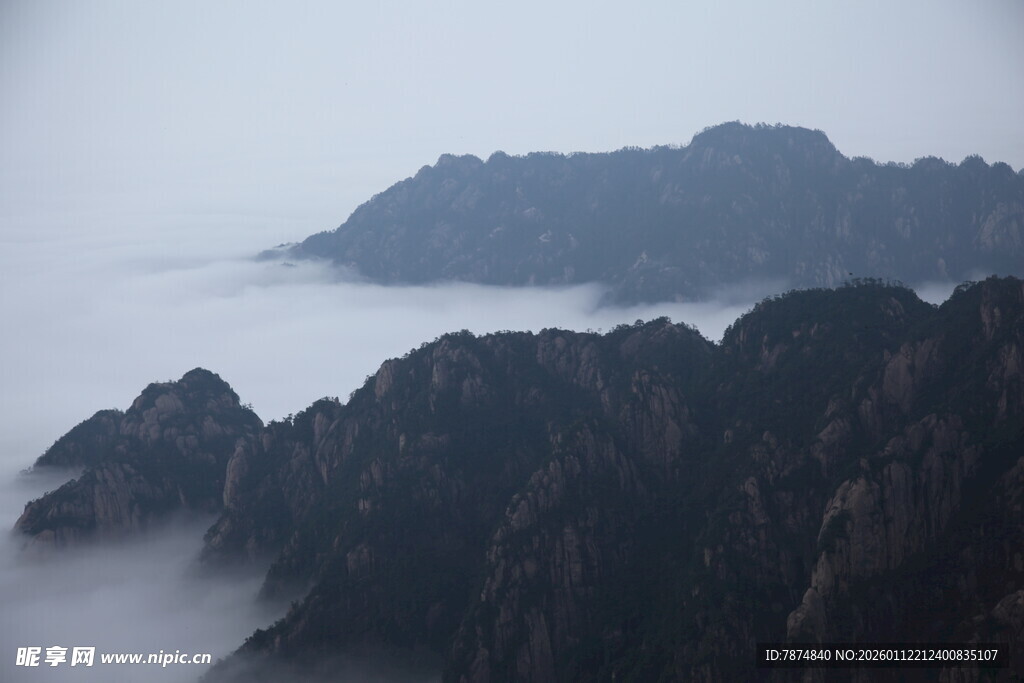 云雾缭绕的壮美山峦