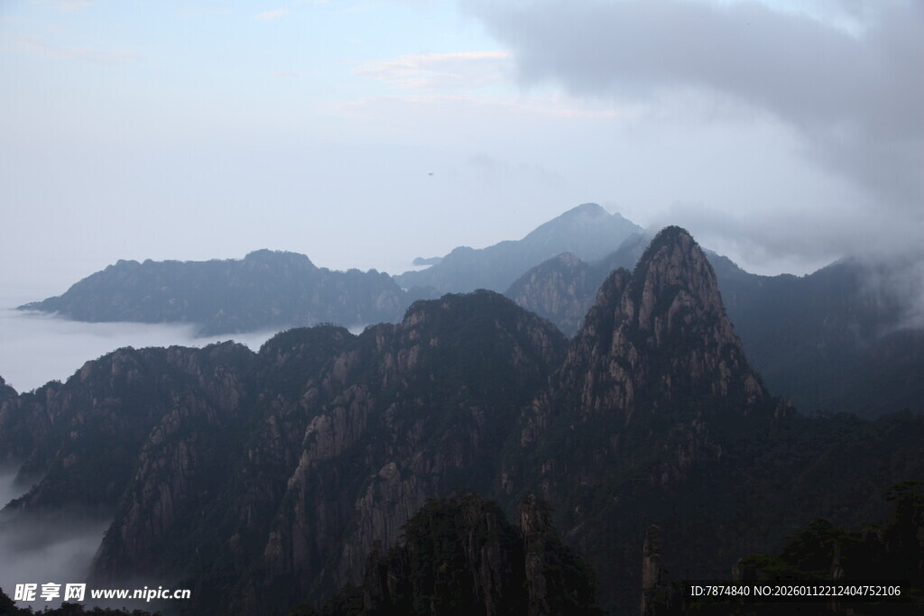 云雾缭绕的壮丽山峦