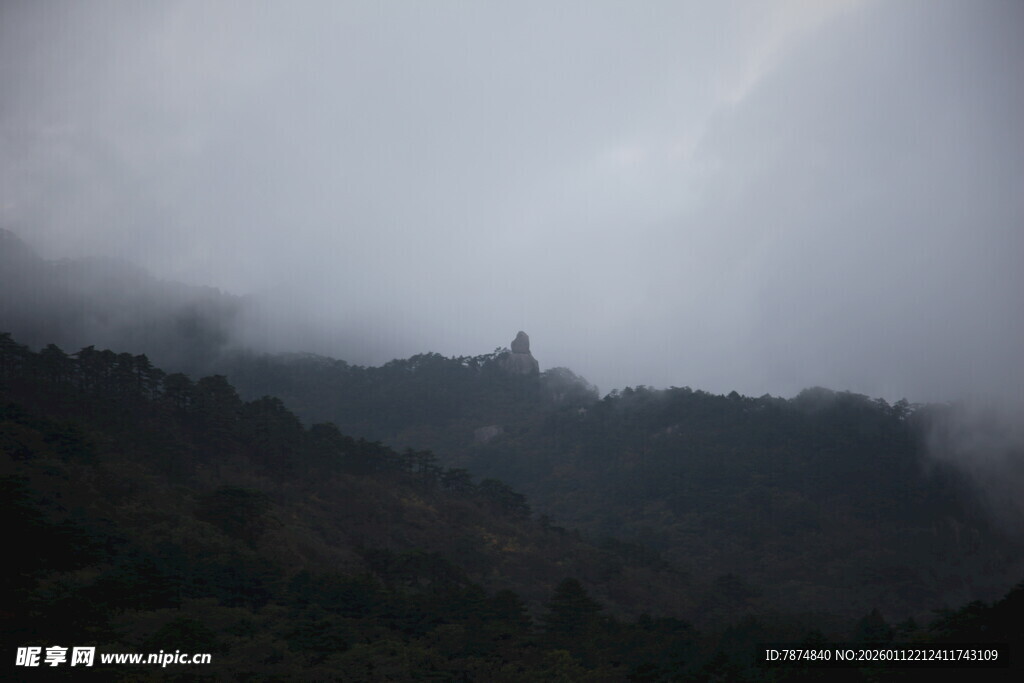 云雾缭绕的山峦景观