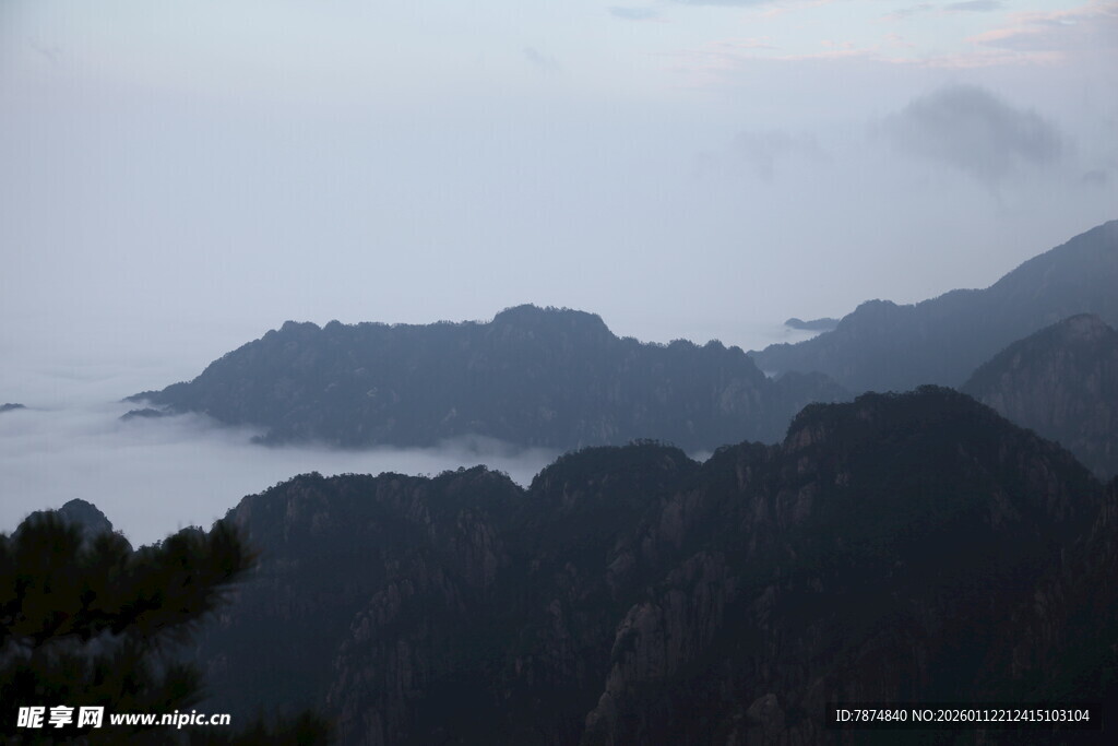 云雾缭绕的壮美山峦