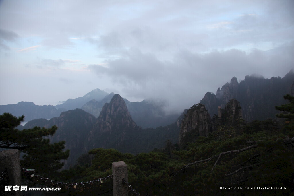 云雾缭绕的壮美山峦