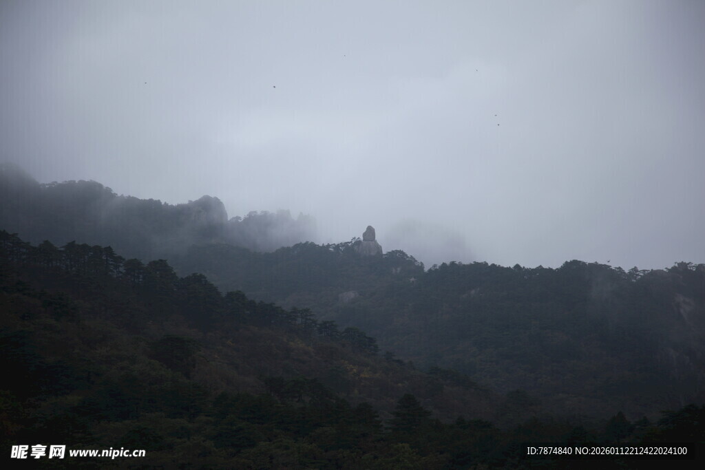云雾缭绕的山峦景色