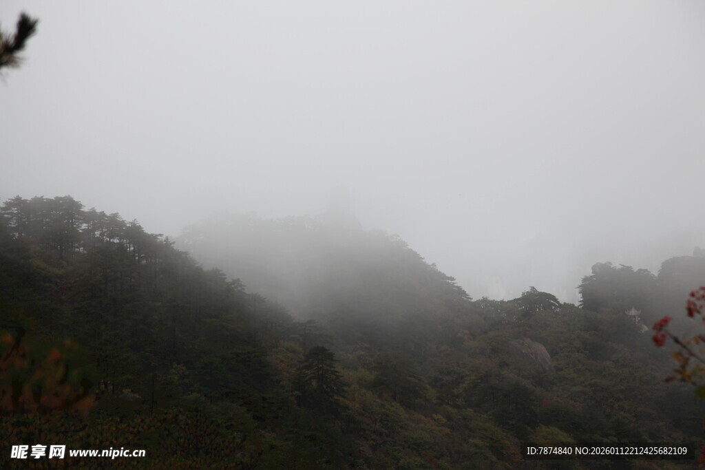 山间云雾缭绕的朦胧景致