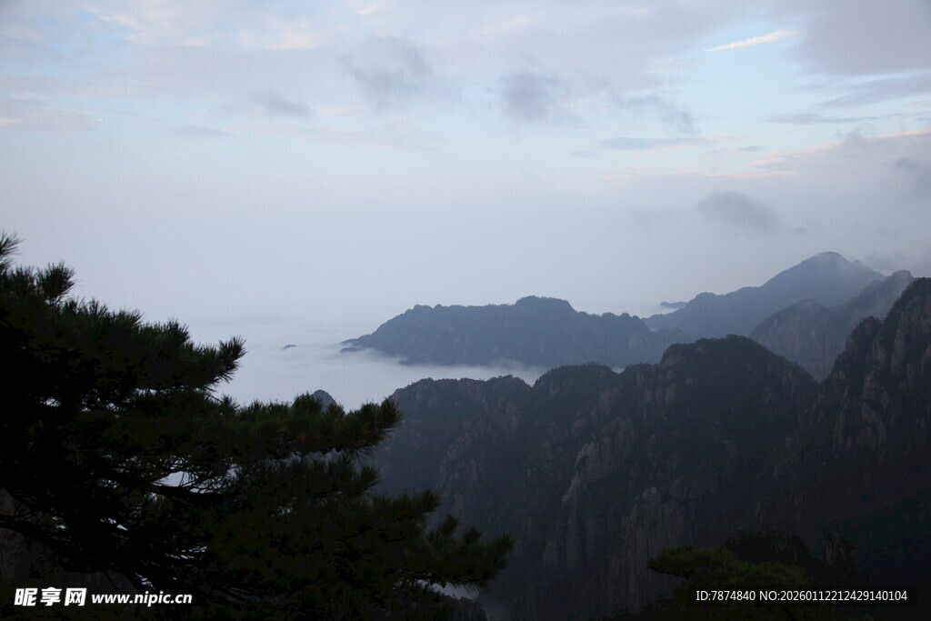 云雾缭绕的壮美山峦景色