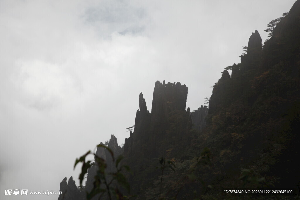 云雾缭绕的奇峰异石