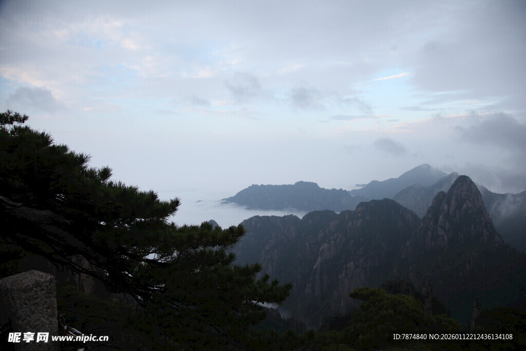 云雾缭绕的壮美山峦景色