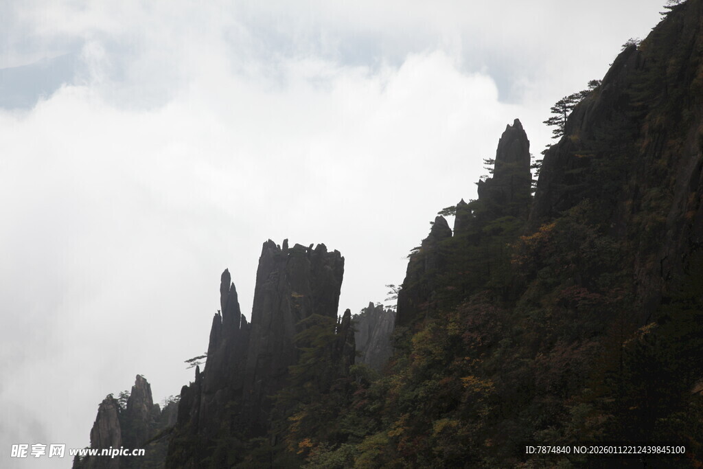 云雾缭绕的雄伟山峰