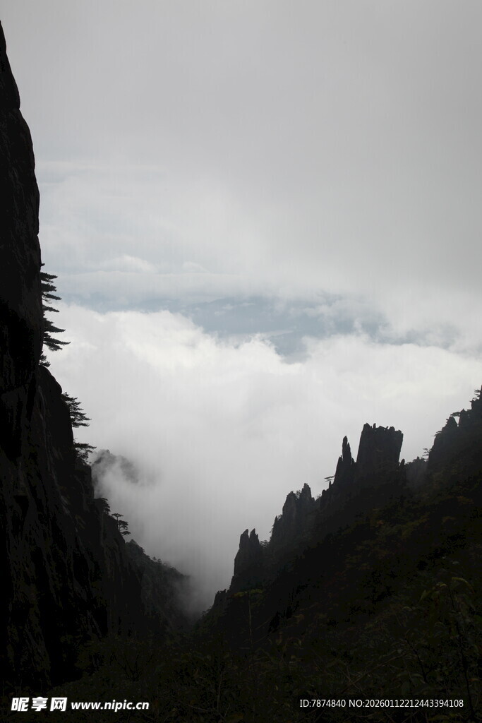 云雾缭绕的峻峭山峰