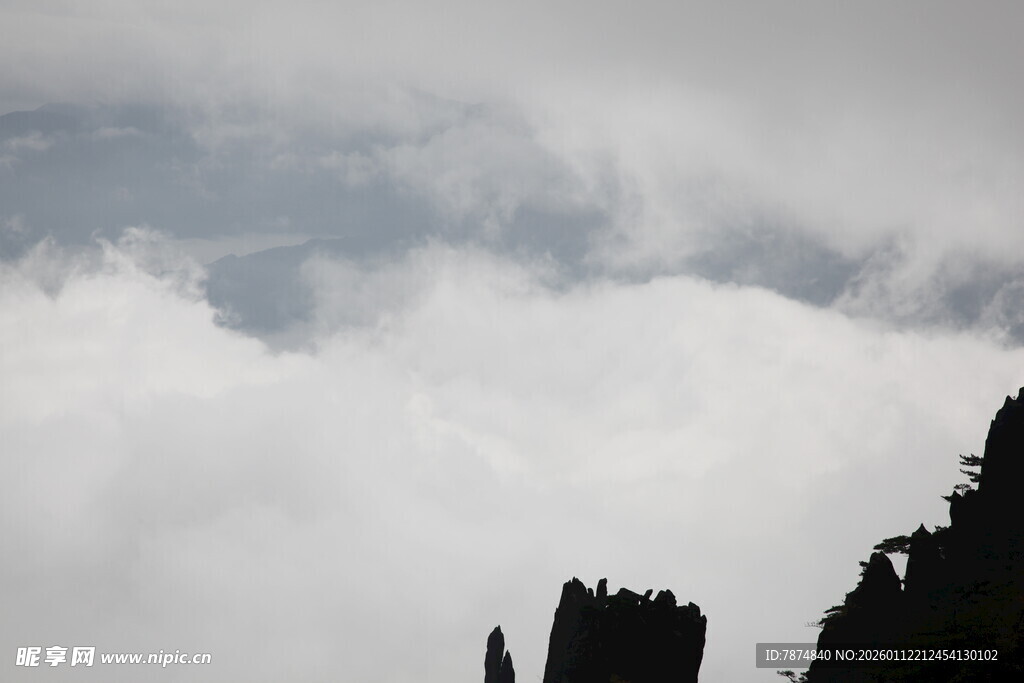 云雾缭绕中的山巅景象