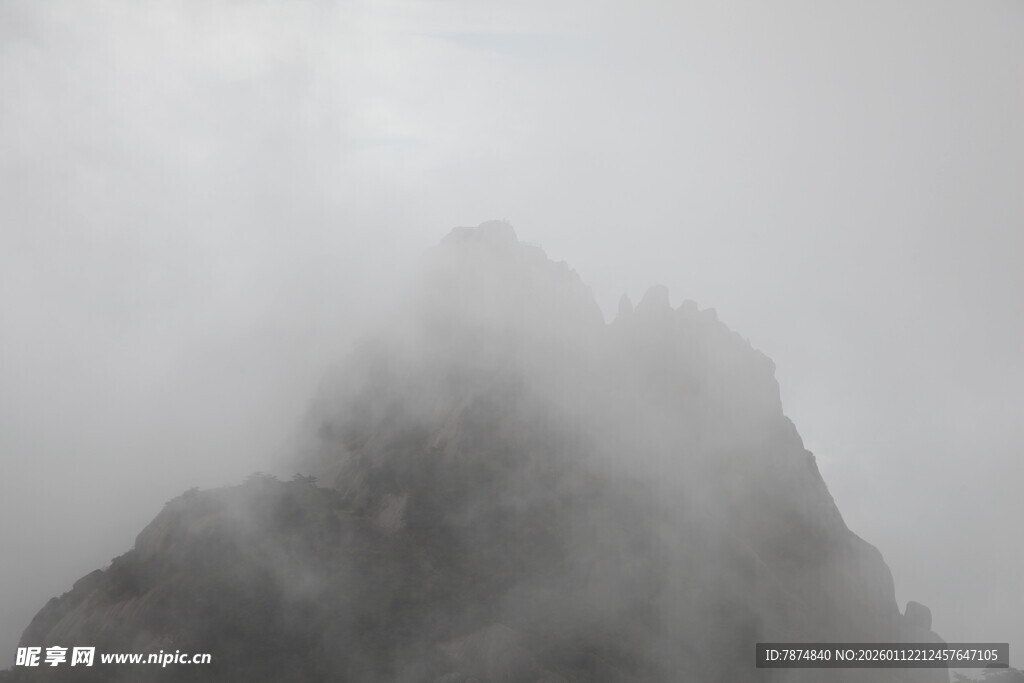 云雾缭绕的巍峨山峰
