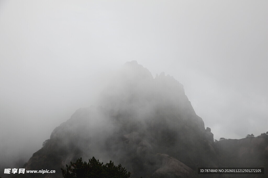 云雾缭绕的巍峨山峰