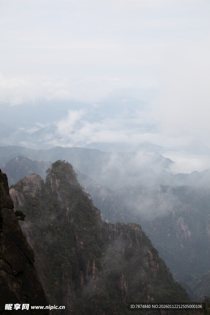 云雾缭绕的壮美山峰