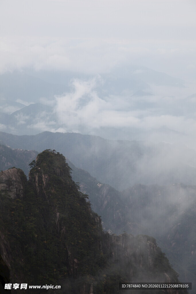 云雾缭绕的巍峨山峰