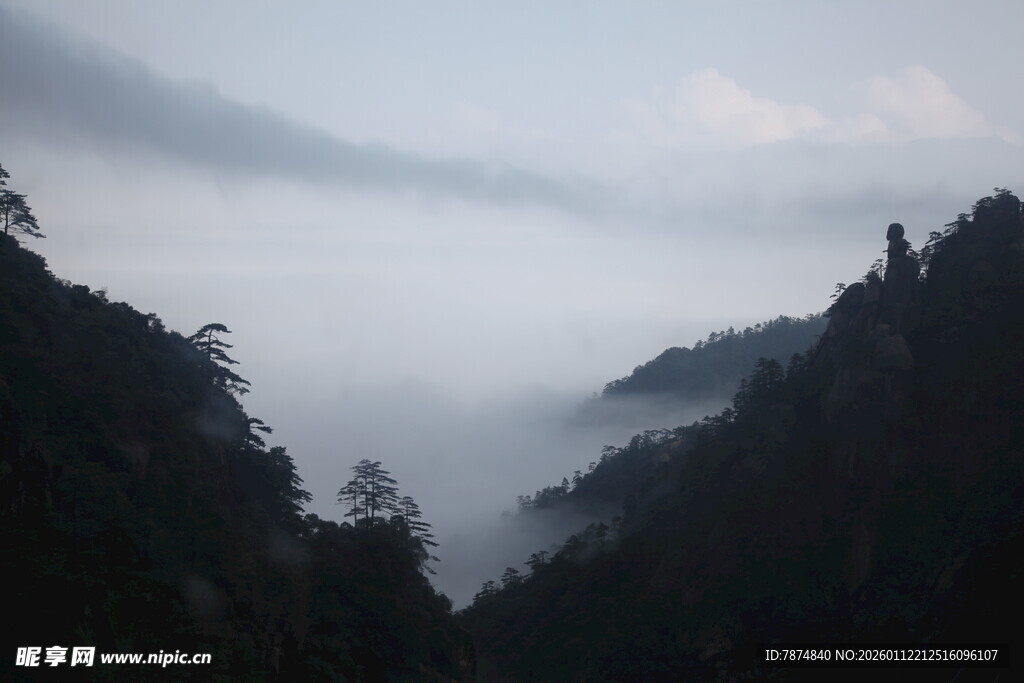 山间云雾缭绕的壮美景色