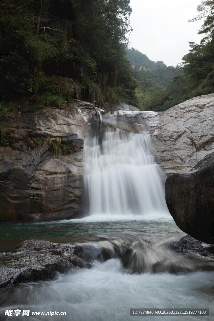 山间瀑布溪流自然美景
