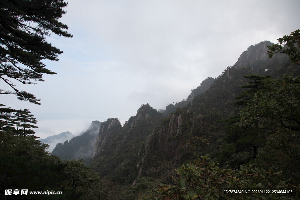 云雾缭绕的壮丽山景