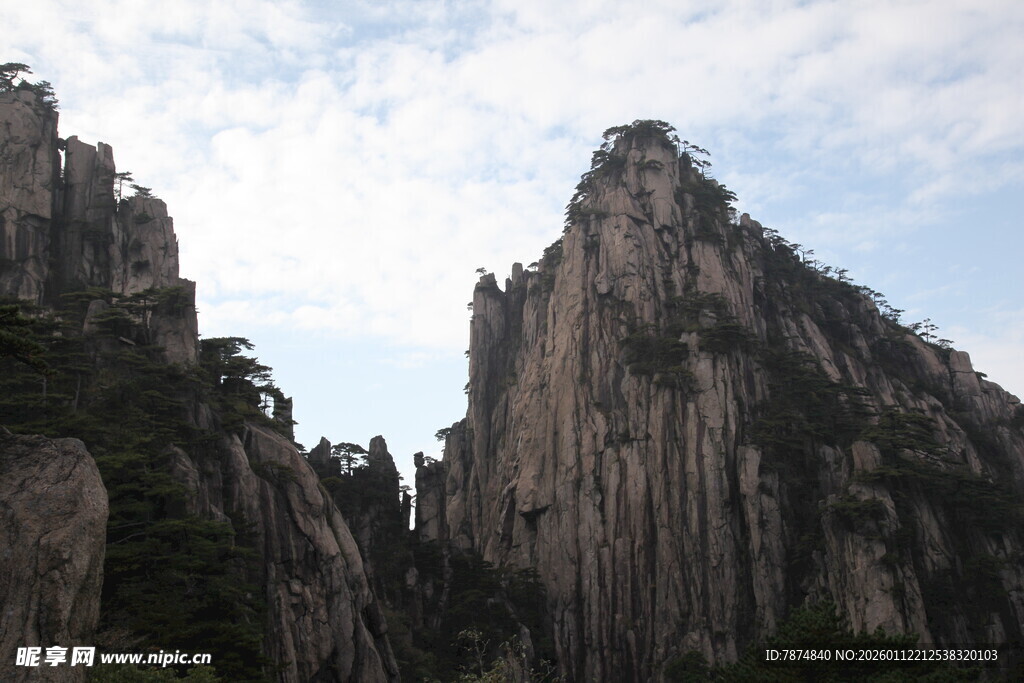 巍峨险峻的壮丽山峰
