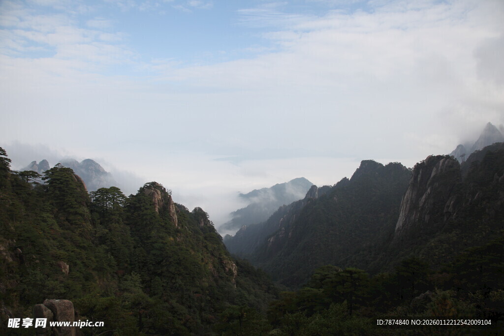云雾缭绕的壮丽山峦