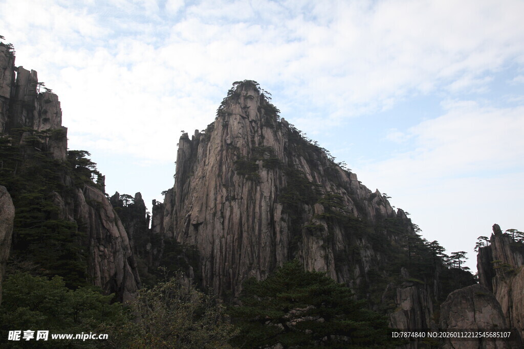 巍峨奇峰 尽显自然之壮美