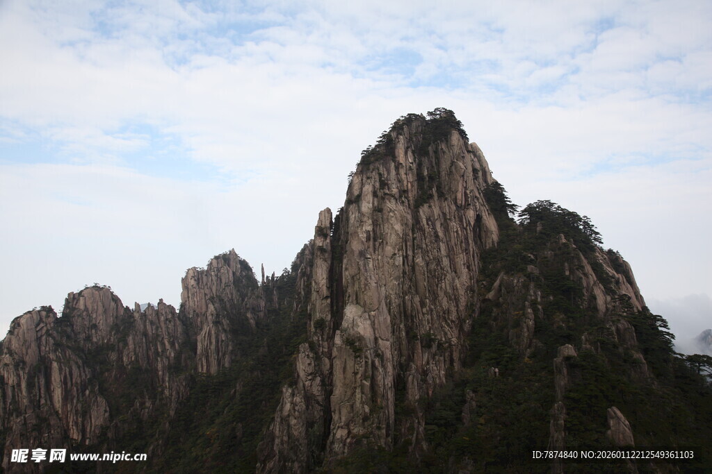 巍峨峻峭的壮丽山峰