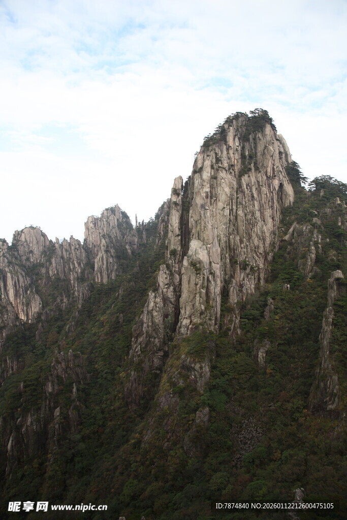 巍峨壮丽的山峰景观
