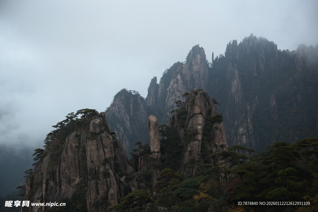 云雾缭绕的壮丽山峰