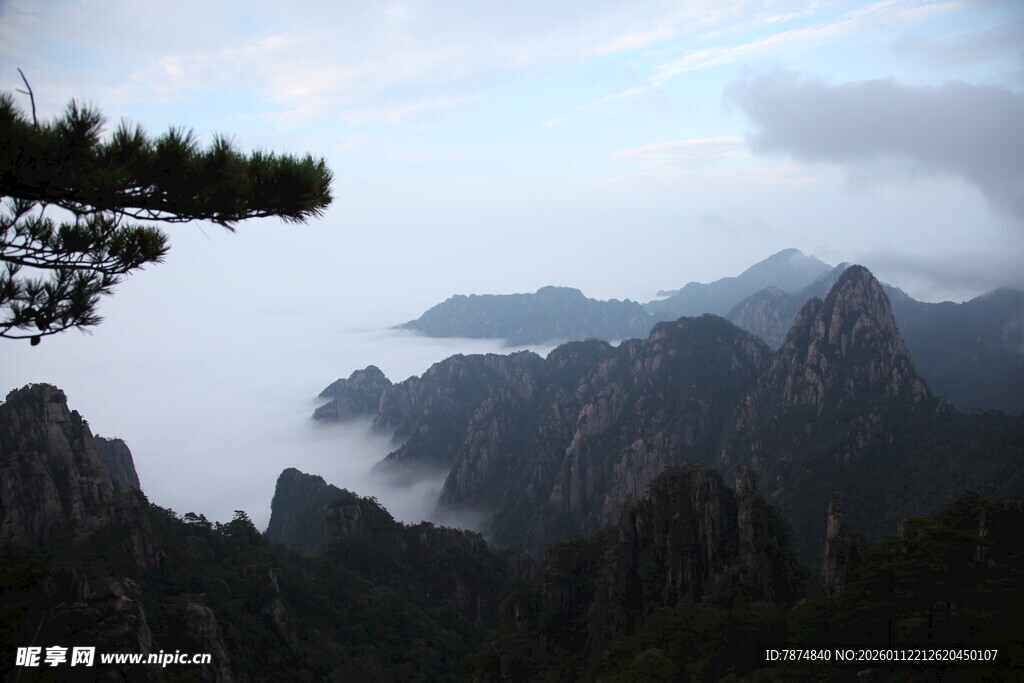 黄山云海中的壮丽山景