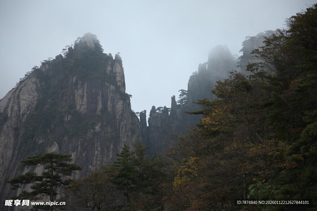 云雾缭绕的壮丽山峰景色