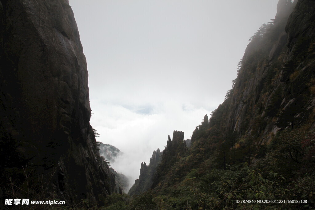 云雾缭绕的险峻山间景观