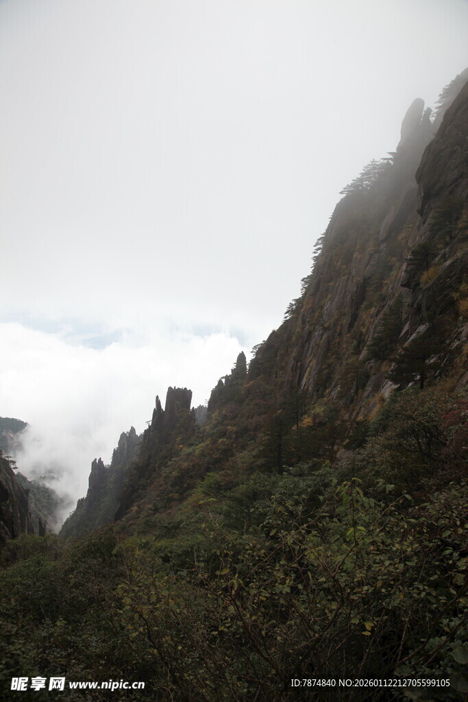 云雾缭绕的险峻山峰