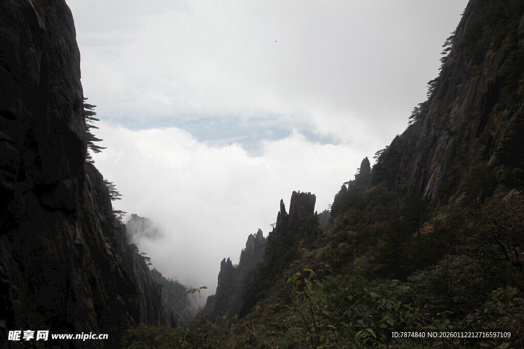 云雾缭绕的壮丽山间景观