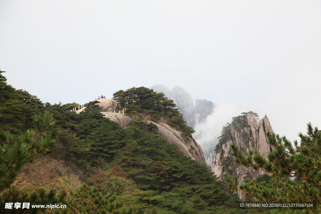 云雾缭绕的壮美山峰