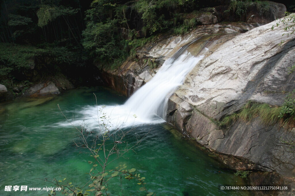 山间翠绿瀑布下的碧潭