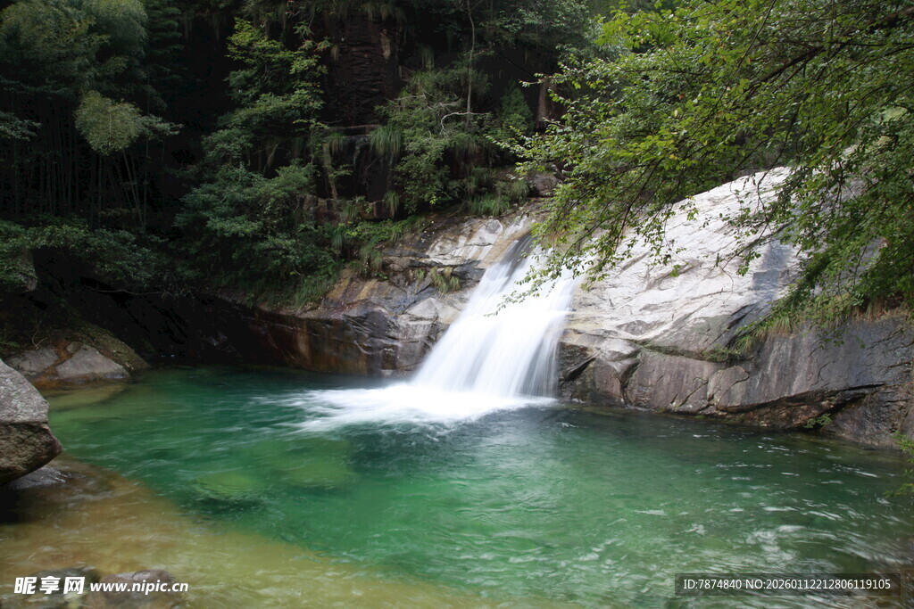 山间清潭瀑布自然美景
