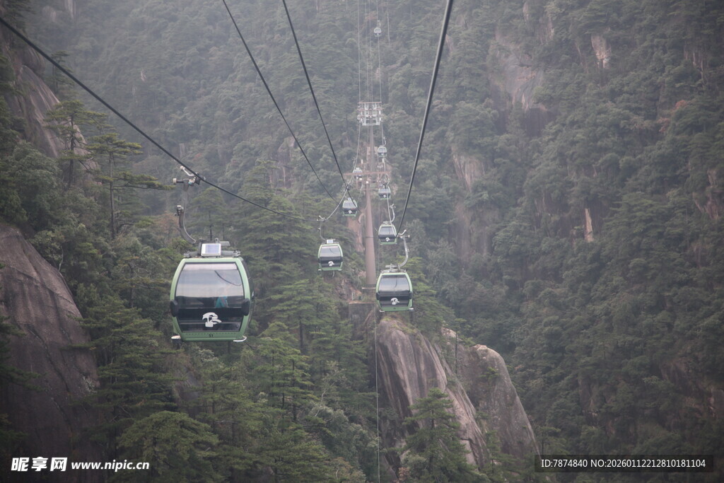 山间缆车穿梭于云雾之中