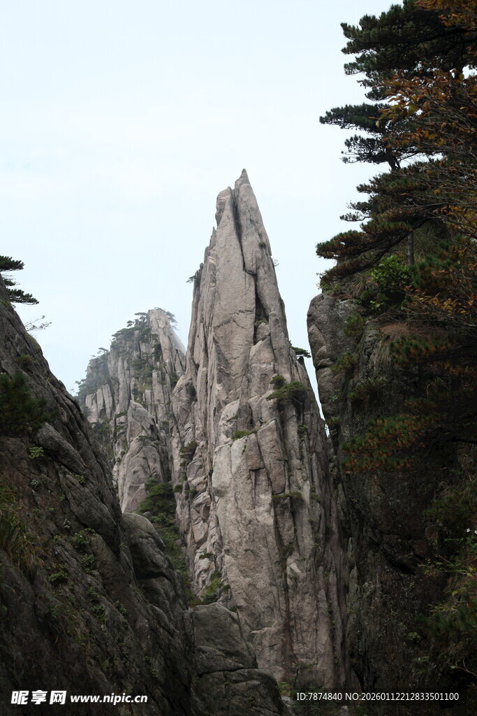 巍峨峻峭的壮丽山峰